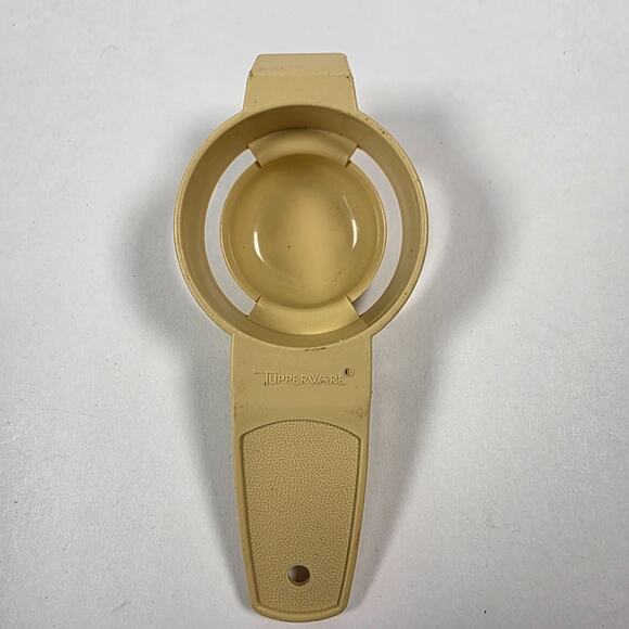 Vintage Tupperware Tan Egg Separator 779-7 Yolkster Gadget Party Give-Away - Picture 1 of 8